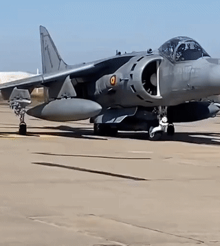 AV8B“海鹞”这种战斗机曾经让中国眼馋不已！而现在看起来这种战斗机其实全是缺