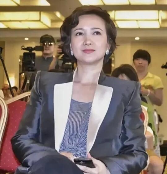 不愧是曾经的古典美女，60多岁了，这生图还这么好看，比陈红有气质。脸上一点皱纹也
