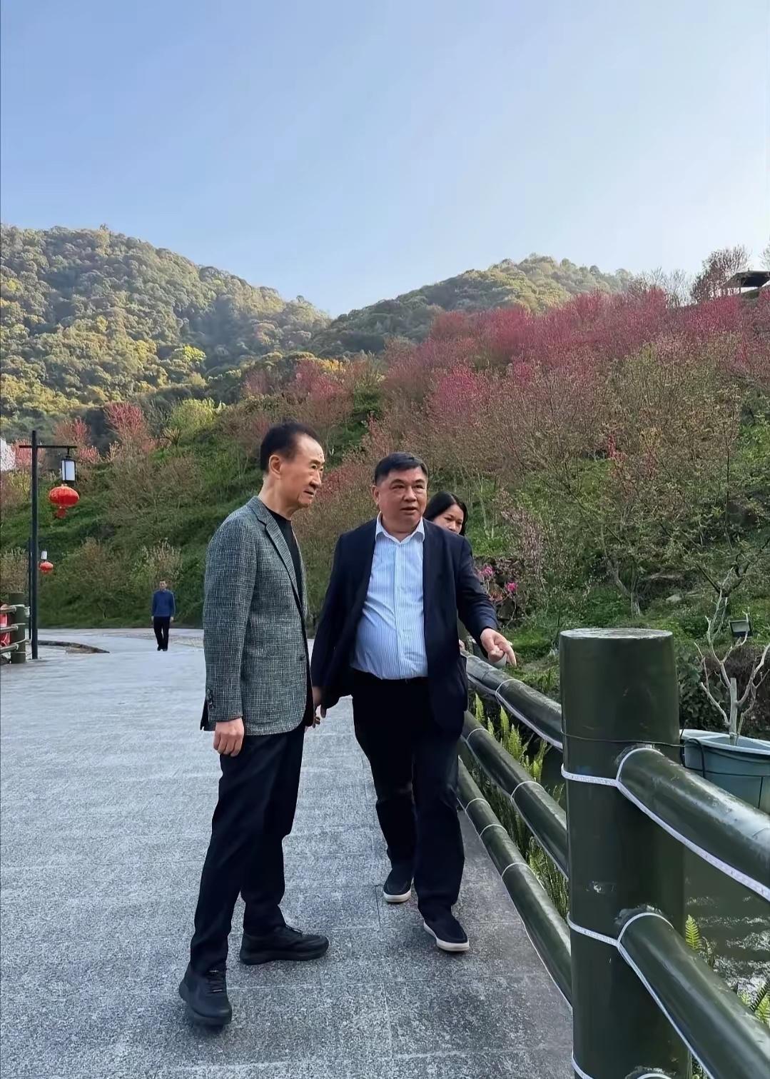 近日，王健林现身泉州永春，这是他在景区的一张照片。王健林在商界有着硬汉形象，