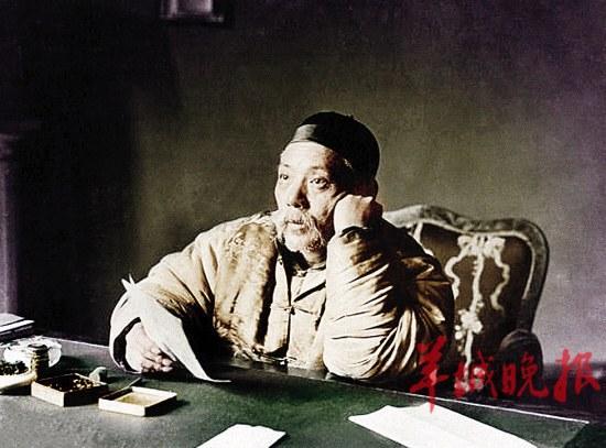 1911年10月10日爆发了武昌起义，数省宣布独立，清朝廷紧急启用袁世凯，袁世凯