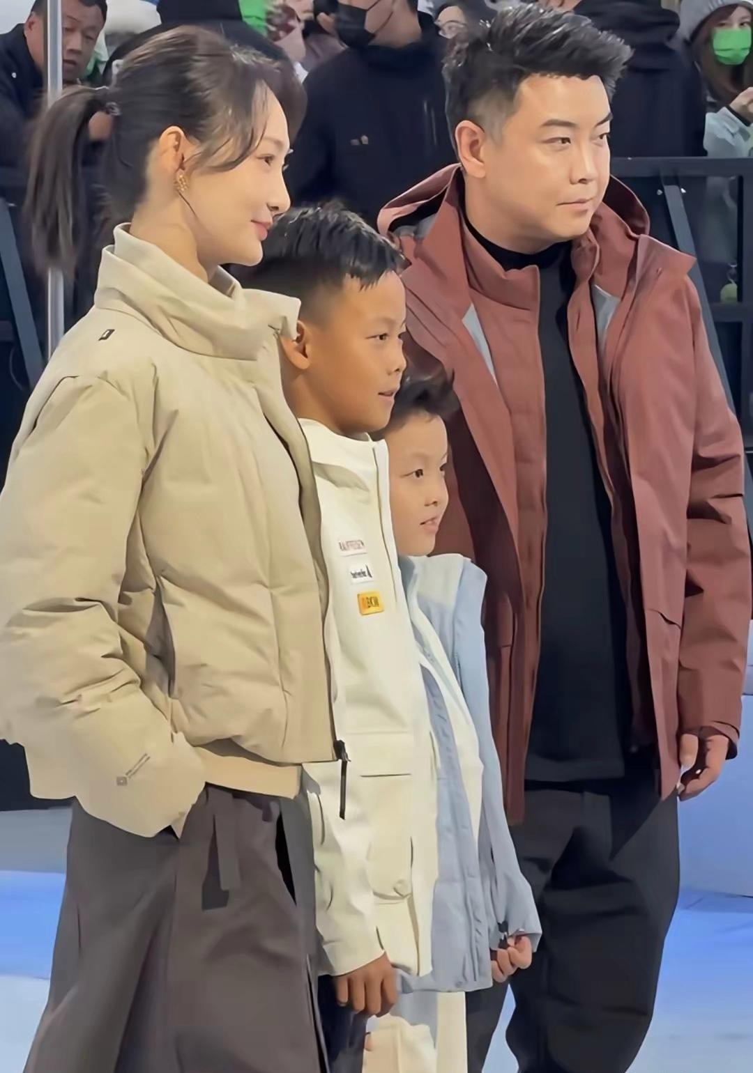 王皓一家四口现身北京商场，38岁闫博雅本人比照片好看，又白又瘦很漂亮，被夸像王鸥