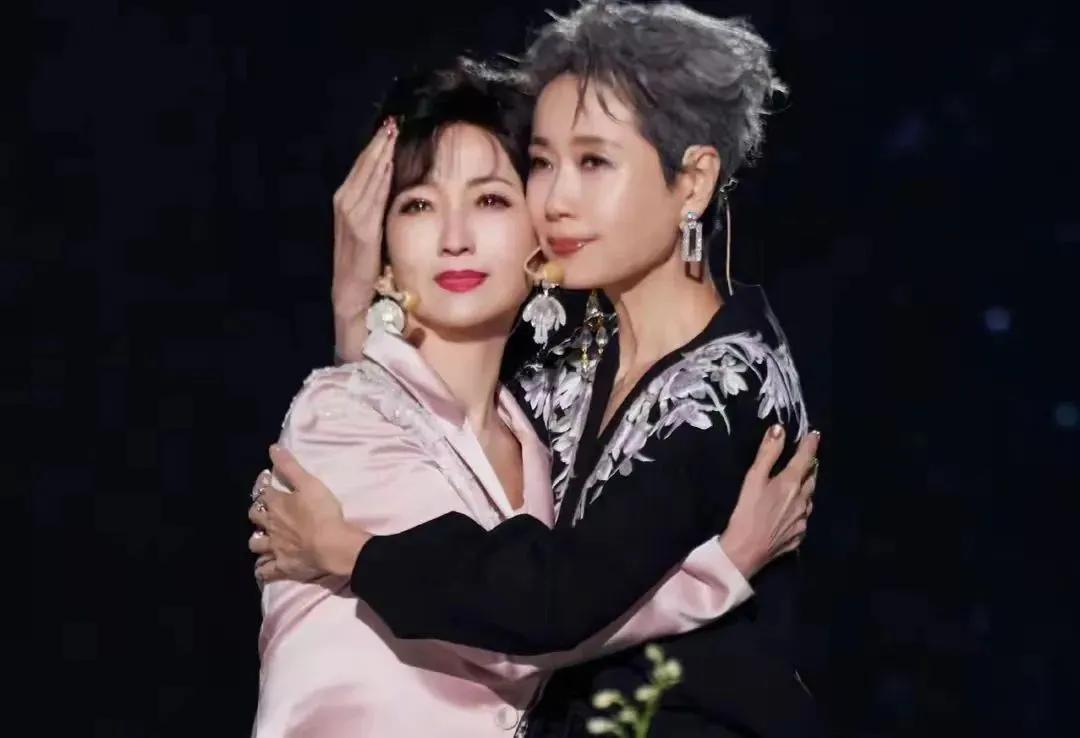 叶童宣布退出“新白娘子”演唱会后，记者打趣她：“30年后，你又相信了法海，逼白娘