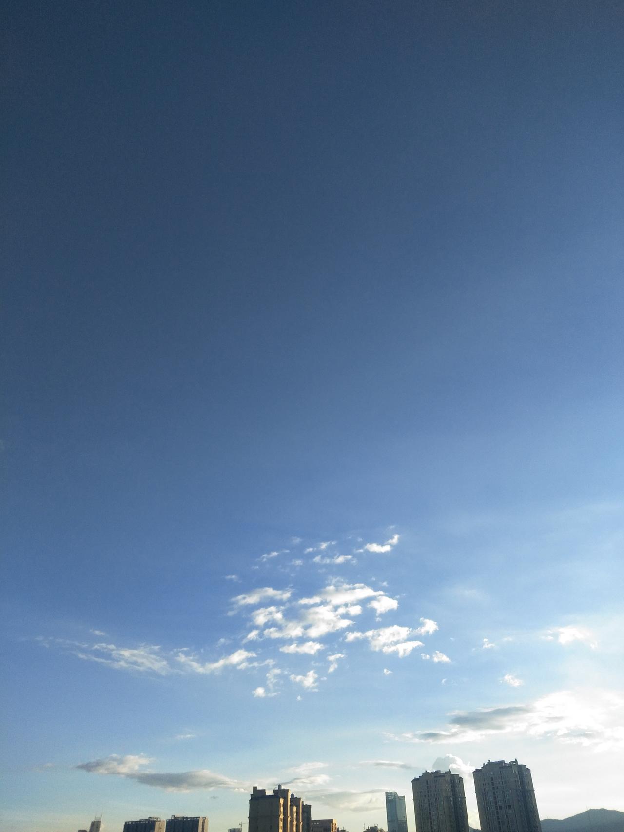阴沉了好几天的天气总算是放晴了，天晴了，心情都会变好。今天炒了一锅肉酱，天冷