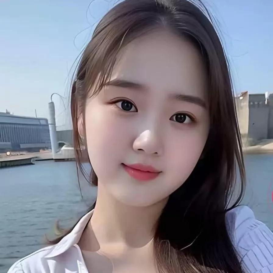 阳光下的美丽女孩，海边的美好时光！🌊💖海边活力少女海边元气少女沙滩白裙少