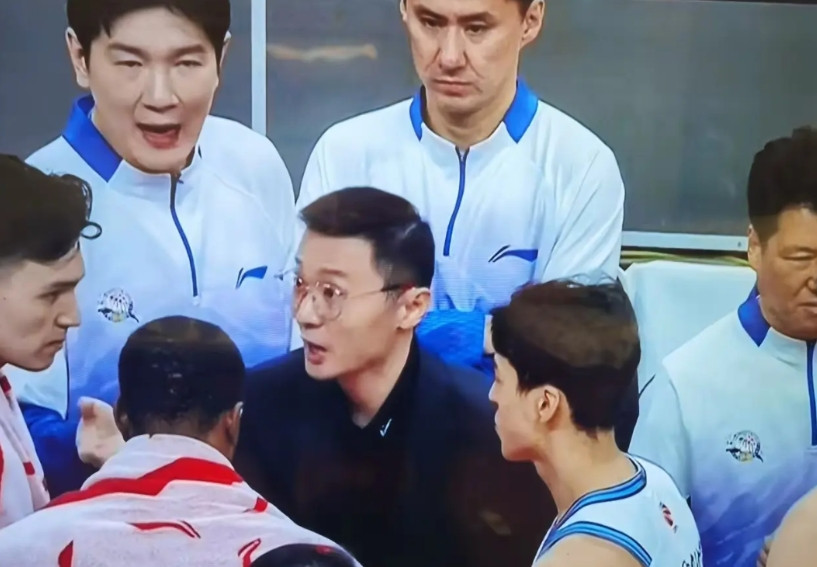 新疆主场喊主教练下课，这在新疆队历史上可能还是首次。可见，新疆球迷的耐心已经到了