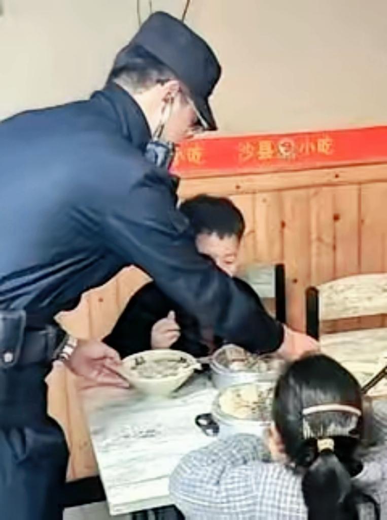 破防泪目！浙江杭州9岁男孩带7岁妹妹饿到报警，单亲网约车爸爸赶长途单忘了留钱。“