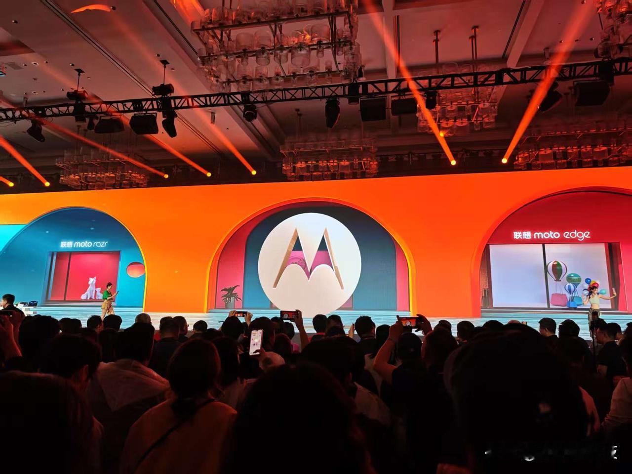 motorazr60系列成为发布会第二个产品，也是第一台硬件。razr60