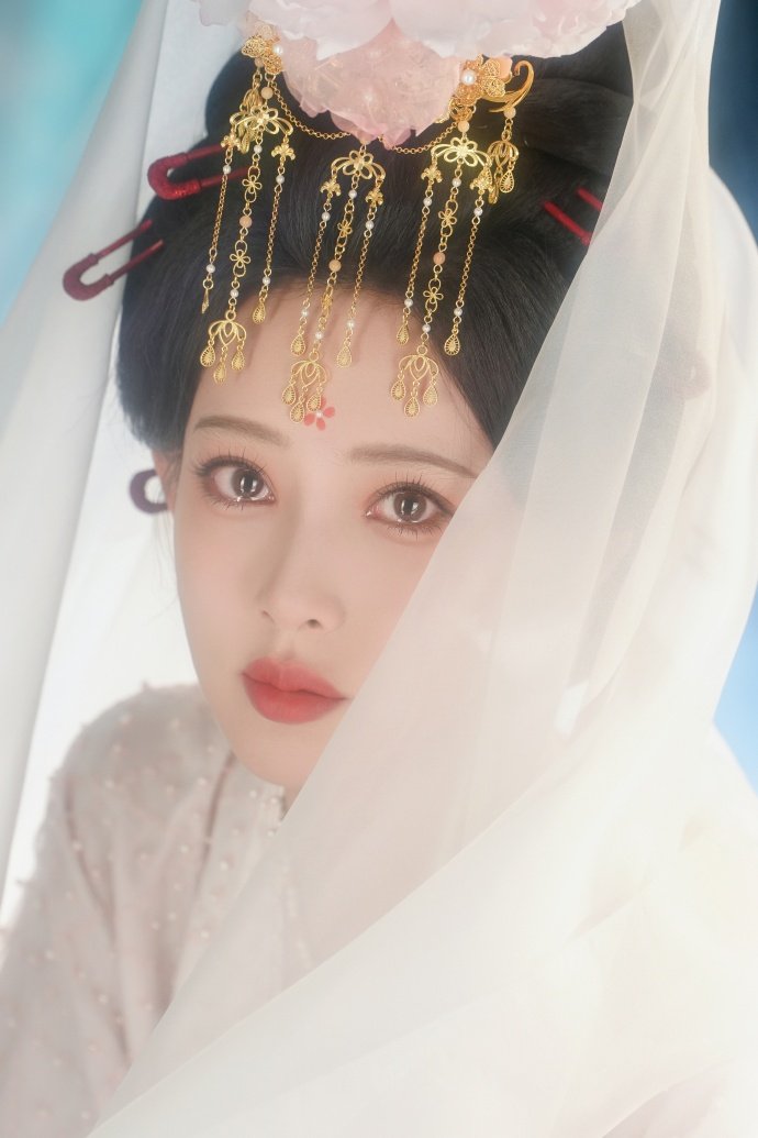 孟子义眉间藏悲悯眼角泛泪花孟子义神女于世孟子义神女于世，眉间藏悲悯眼角泛泪花，