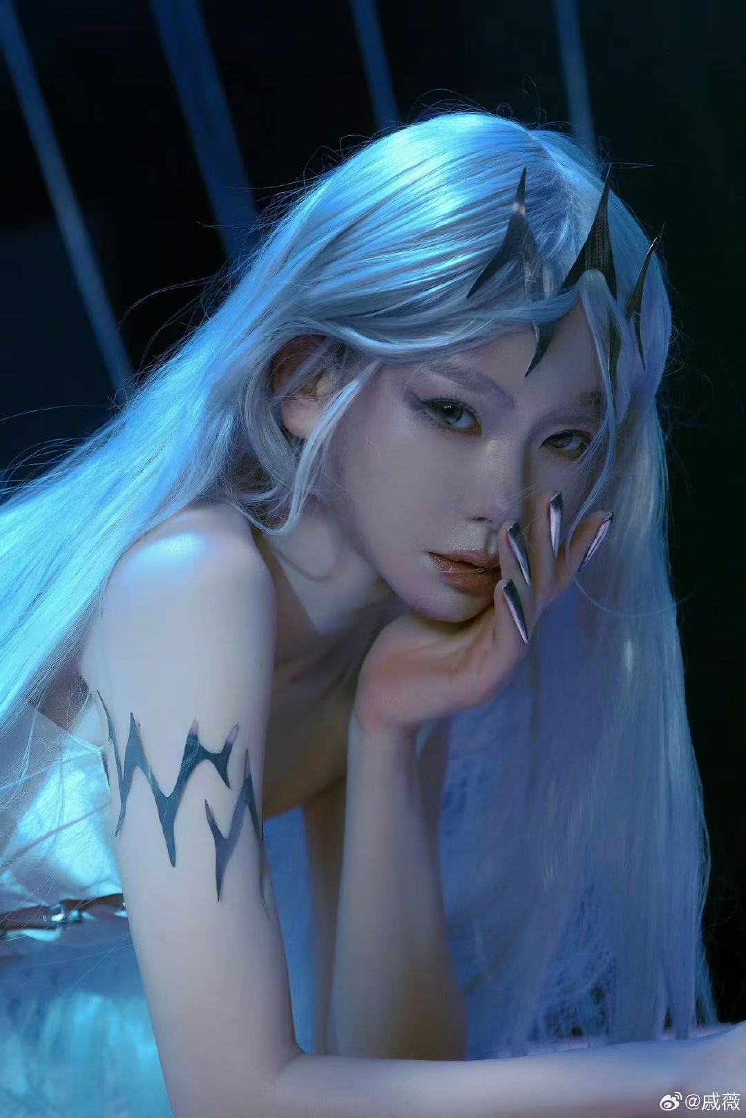 戚薇白发人鱼姬造型戚薇粉钻mv人鱼姬造型好美