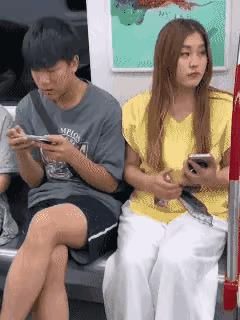 地铁上发生的一幕，吓死宝宝了。如果是一个男人对一位女孩做出如此行为，估计早就扭送