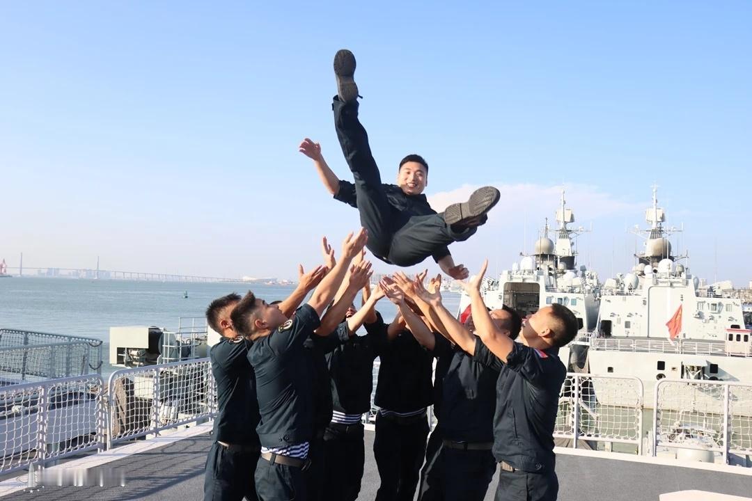 关注点自然是后面的两条052B侧面一窥武汉舰的中期大改期待一下归建后的训练报道烽