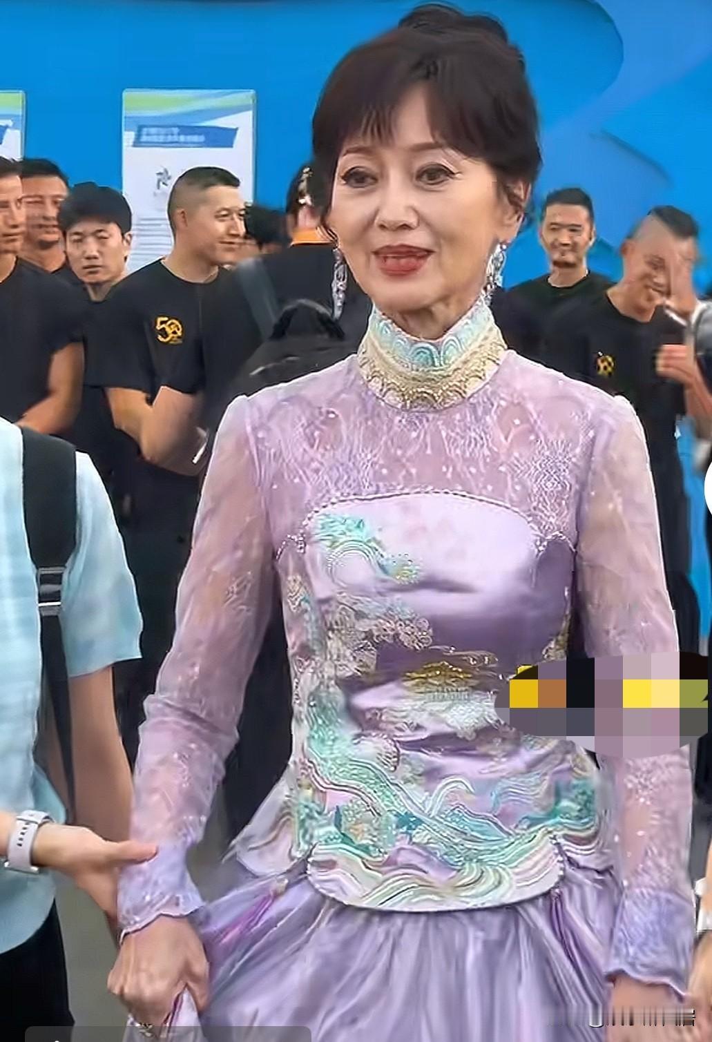 “爱赌的老公，不成器的儿子的”你们看到全赵雅芝光鲜靓丽的外表，不老的容颜，而我但