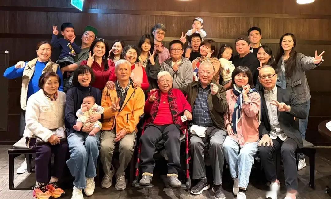 任家萱2岁儿子正脸照从遮挡到全公开，2岁腰果终于露真容！锅盖头+圆脸蛋像极妈妈