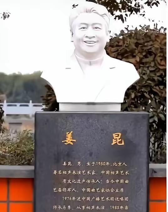 网上疯传他一边骂美国一边飞过去，你信了吗？真相是护照页盖满章，但移民局从没收到