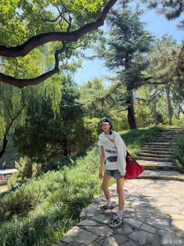 孙千把小狗装兜里了孙千溜溜达达好幸福plog谁会不喜欢孙千的日常！兜里揣着小狗，