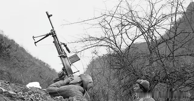 1951年，在抗美援朝的战场上，42军战士们发现了一件怪事，在他们身后一座没有人