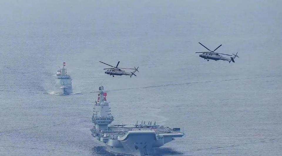 7月3日上午，巡抵香港的中国海军山东舰航母编队太帅了！大山一样的航母，上面停满了