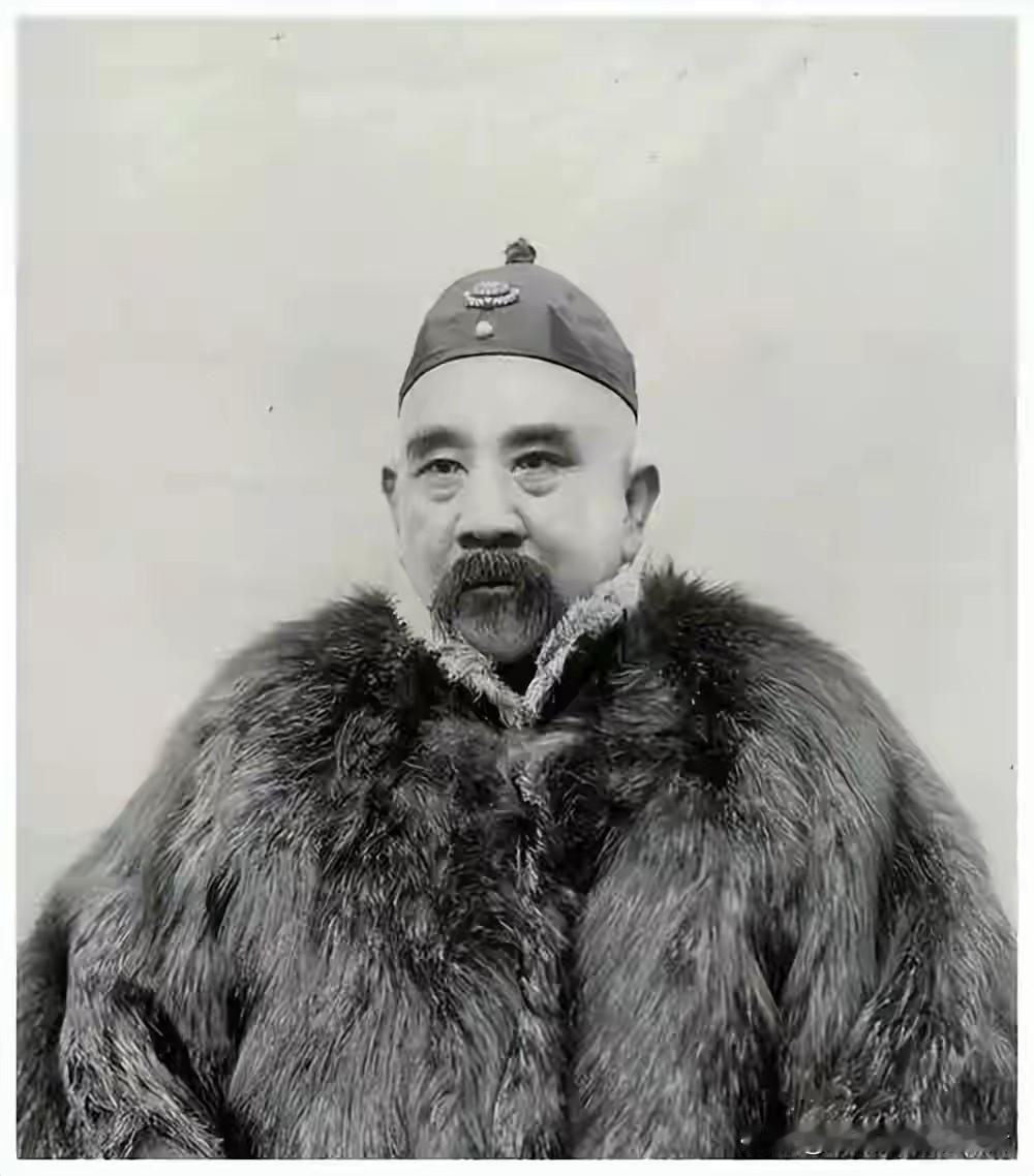张勋睡觉不枕枕头，专门枕女人肚皮。哪个姨太太被点中了，一整晚上都不能动弹一下，动