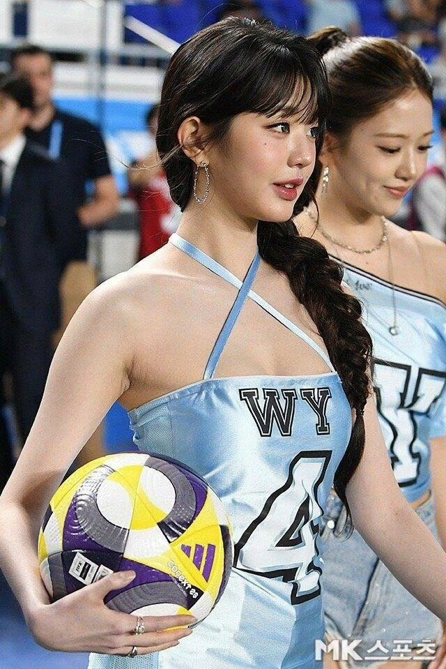 这套衣服开球简直是离谱…但直井怜不是说是成员根据自己喜欢的风格改的吗？张元英开球
