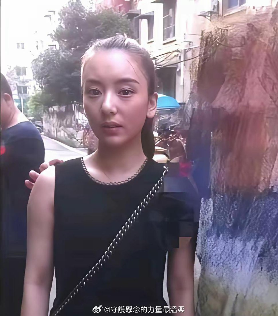方媛和三胎女儿，脸型一模一样，感觉像生了一个自己，和郭富城毫无关系！看来基因的强大，还得看年龄！​