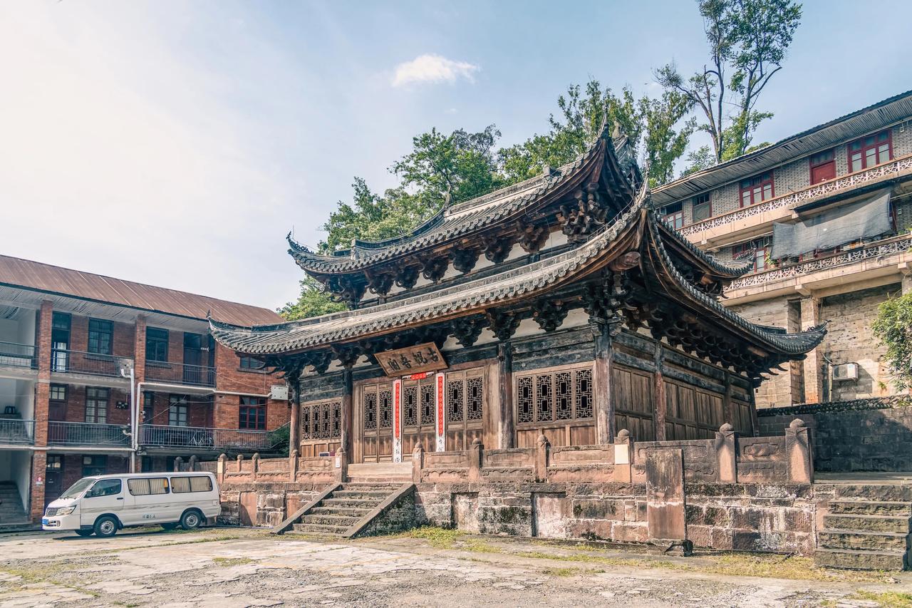 🏮国家重点文物/明代遗珍/川西木构典范青砖黛瓦在闹市一隅静立，斗拱飞檐撑