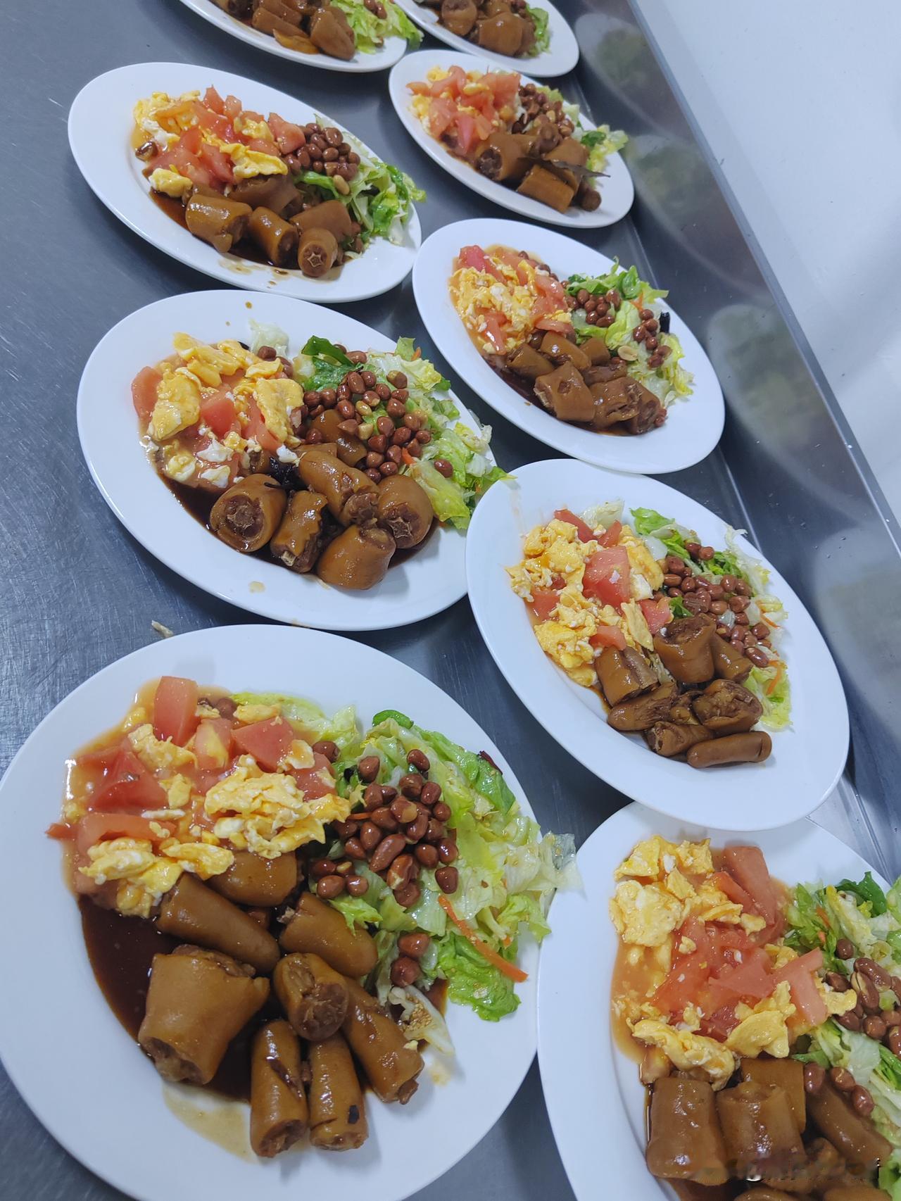 伙食既然已经上来了，那就赶紧吃吧！猪耳，猪蹄，猪大肠，猪心，猪肚，猪尾巴，上了一