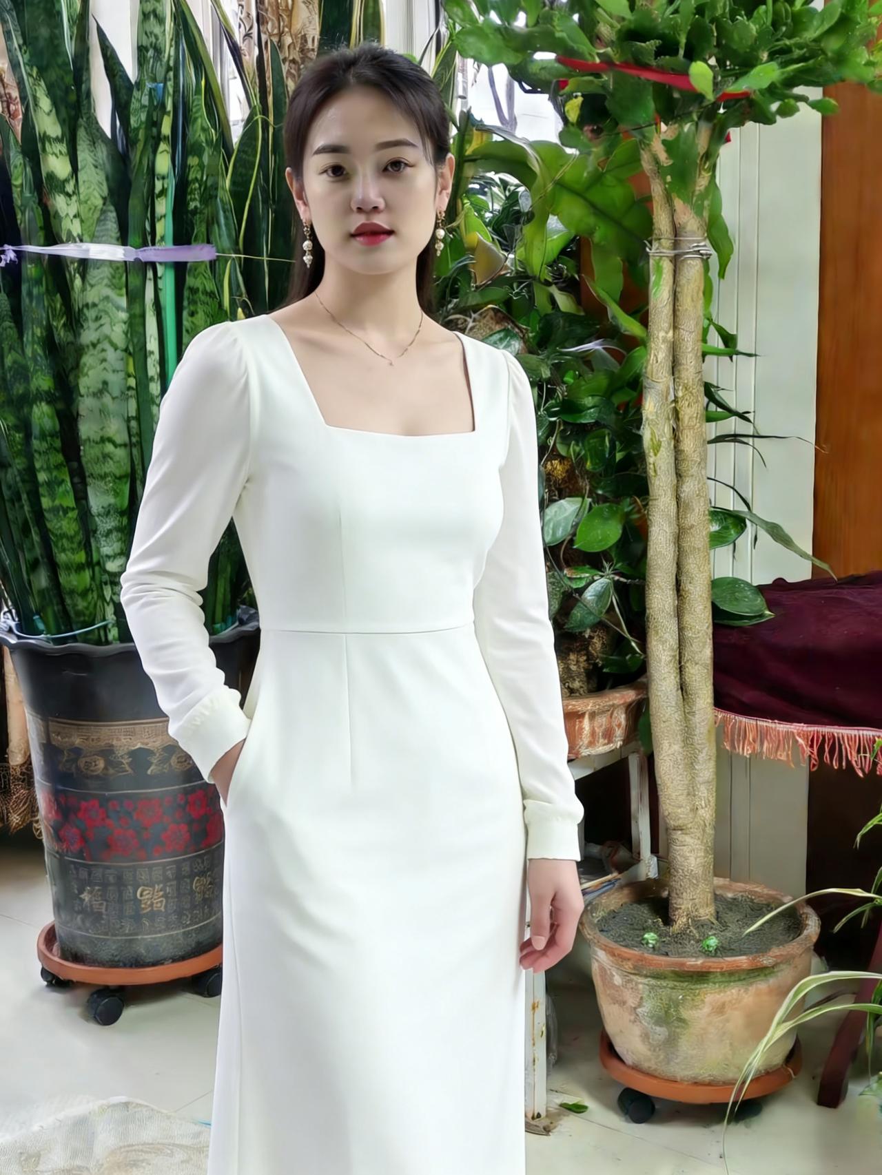 翠色围深院，幽人立素妆。衣沾芳草气，鬓带落花香。鸟过惊窗影，风来动石床。开