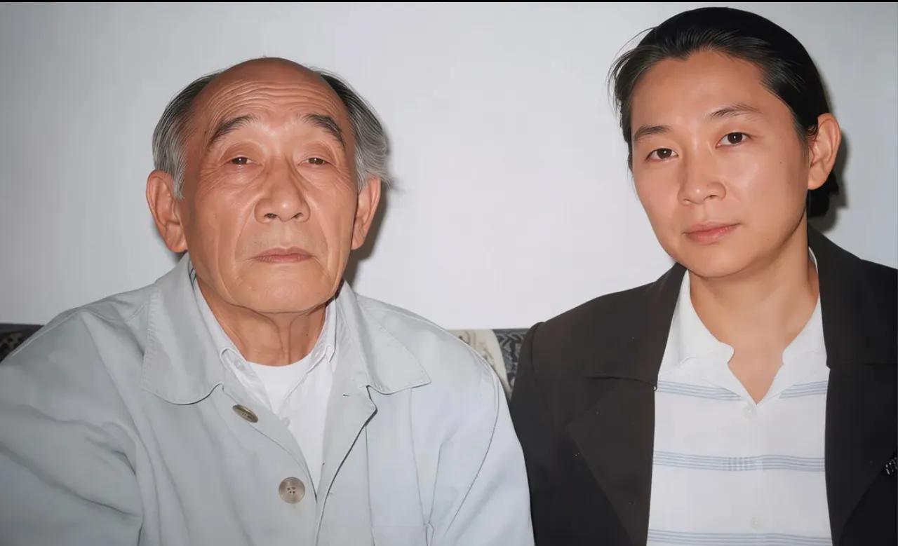 这是上世纪90年代，林豆豆与他的堂叔林欣然在自己家客厅里拍摄的一张日常照片。