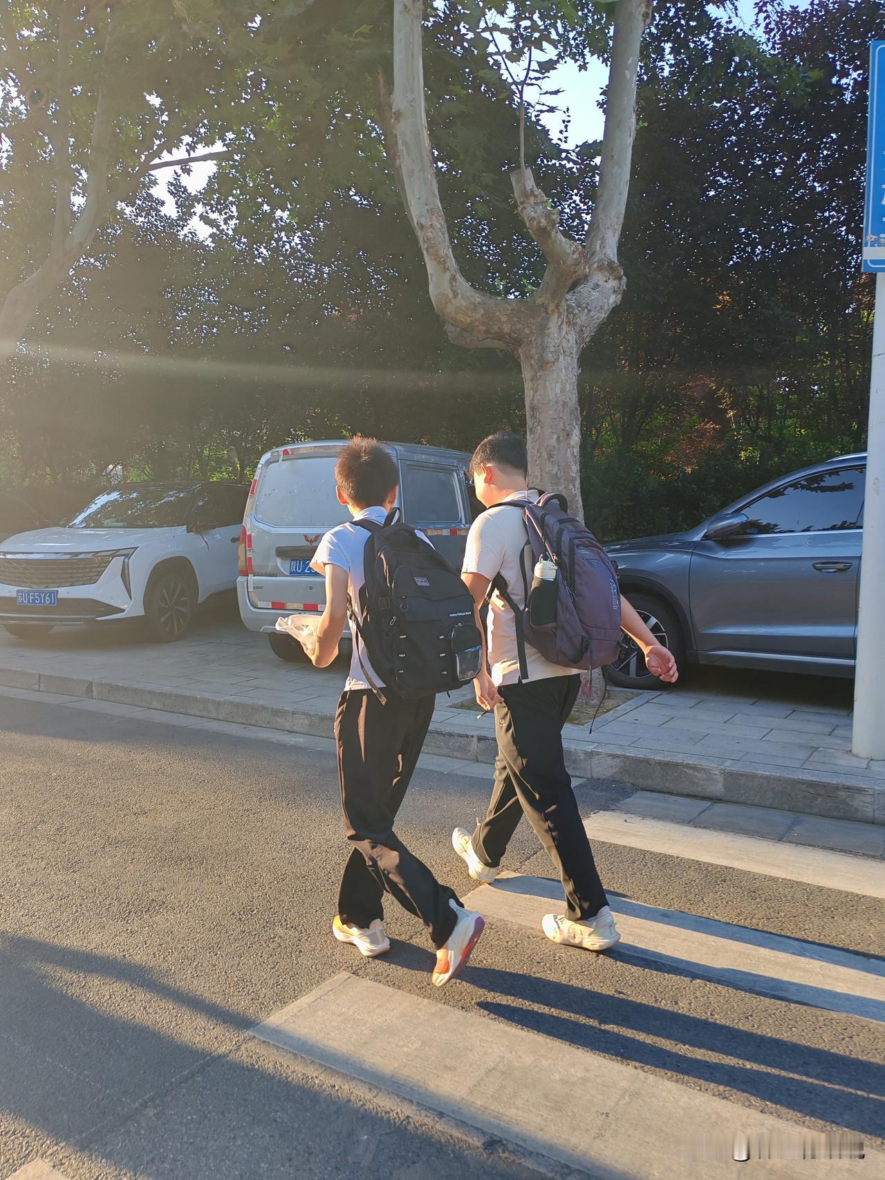 “天塌了，我们换老师了！”这是昨天9月1号下午放学，同事的孩子放学后见到他妈妈说