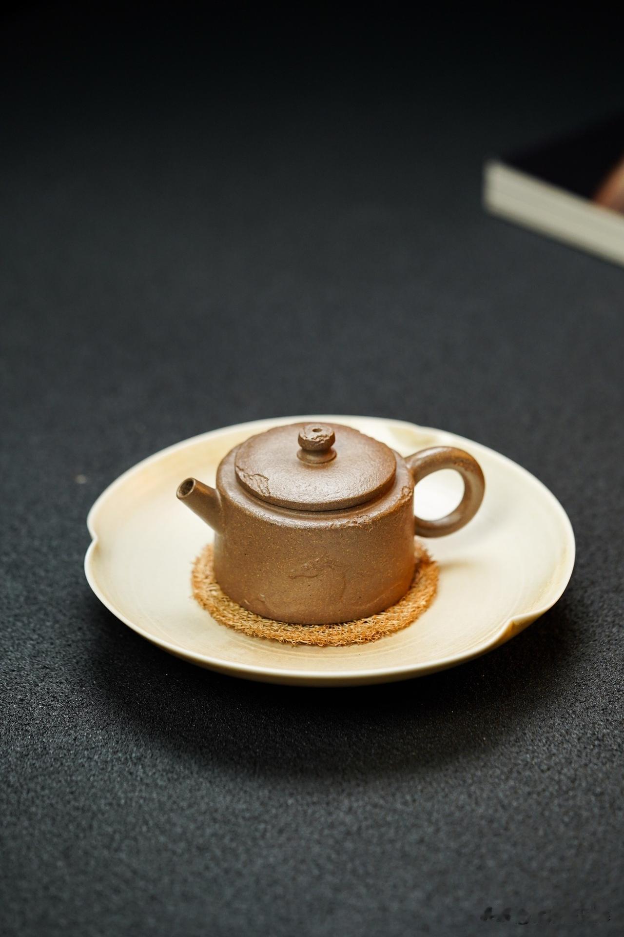 紫砂茶具兴起，茶汤与茶具的色泽对比关系已显得不那么重要，人们饮茶的侧重点和注意力