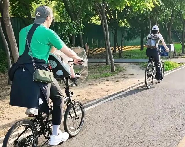 陈伟霆何穗带9个月儿子海边度假，宝宝首次完整露脸！岳母+两位月嫂随行照料，夫妻俩