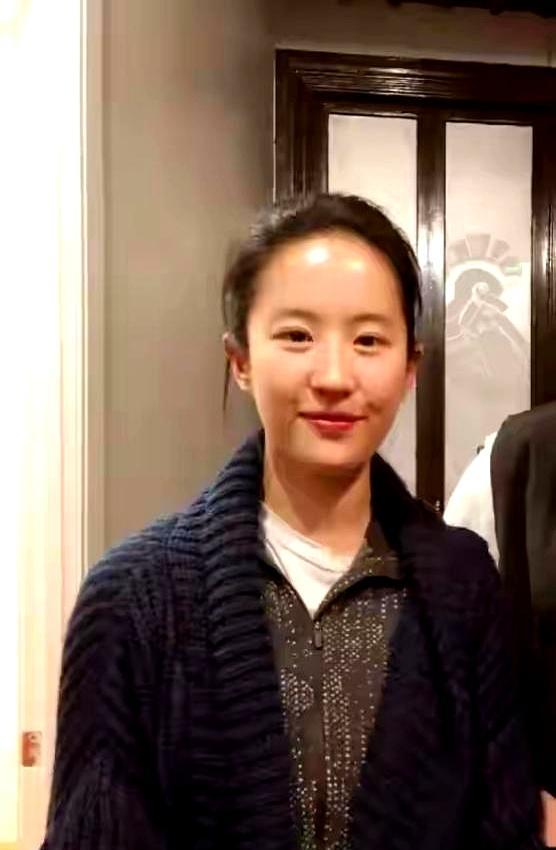 38岁刘亦菲素颜逛集市，皮肤状态让全网沉默。不是医美，不是天价面霜。她被拍到