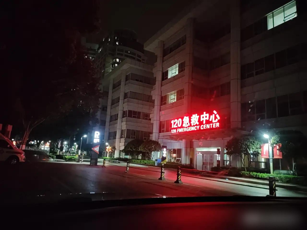 我们医院急诊科的医生给我聊过，平时碰到呼吸心跳骤停的患者，一般通过亲友打120呼