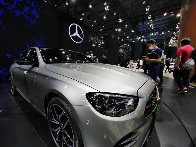 奔驰E和宝马5系选哪个，真是个纠结的问题。要是喜欢自己开车找乐子，宝马