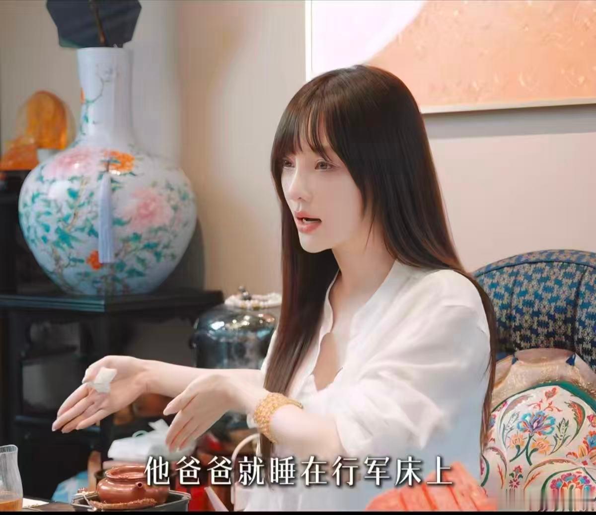 贾乃亮离婚时间作为离异家庭长大的人深有感触，缺少父母陪伴容易留下心结。甜馨自信