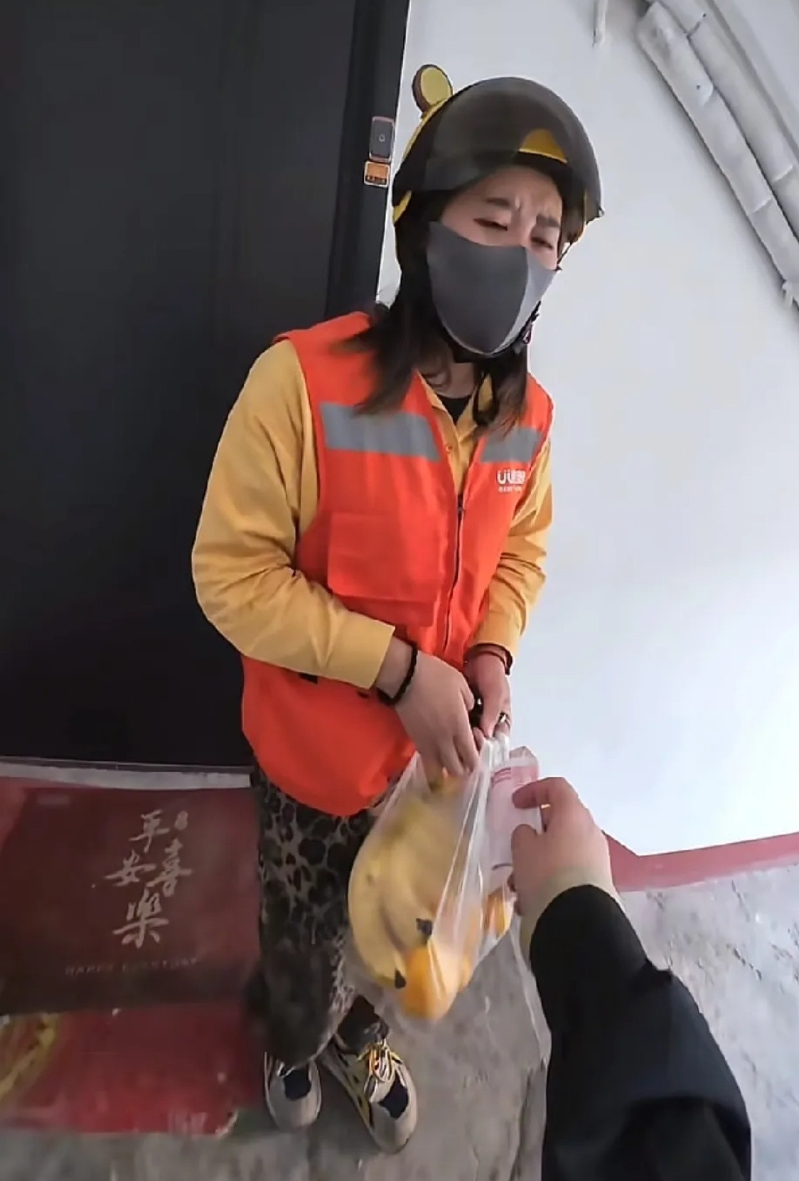 暖心！山西一小区，一位外卖小姐姐拎着外卖，急匆匆爬上4楼。她气喘吁吁敲门，门开了