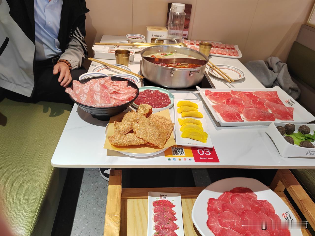 中午吃饭的时候，我跟儿子说，我这个月底就要上船了，等我上船后，你要好好照顾你的妈