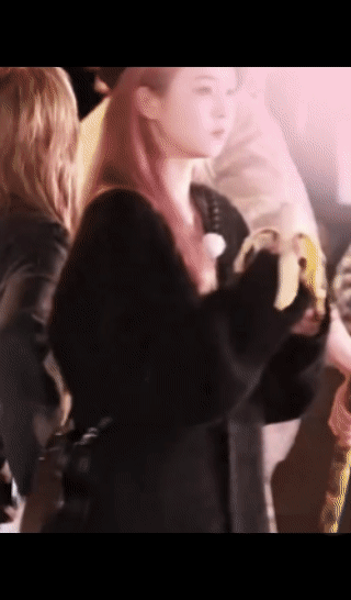 白鹿这个香蕉真好吃世界纷纷扰扰,都与我无关。《奔跑吧》路透佛系吃香蕉!!!