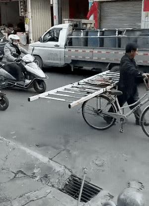 估计把这梯子卖了，都不够人家修车的钱吧？我想但凡是个正常人，都不会用这样的方法