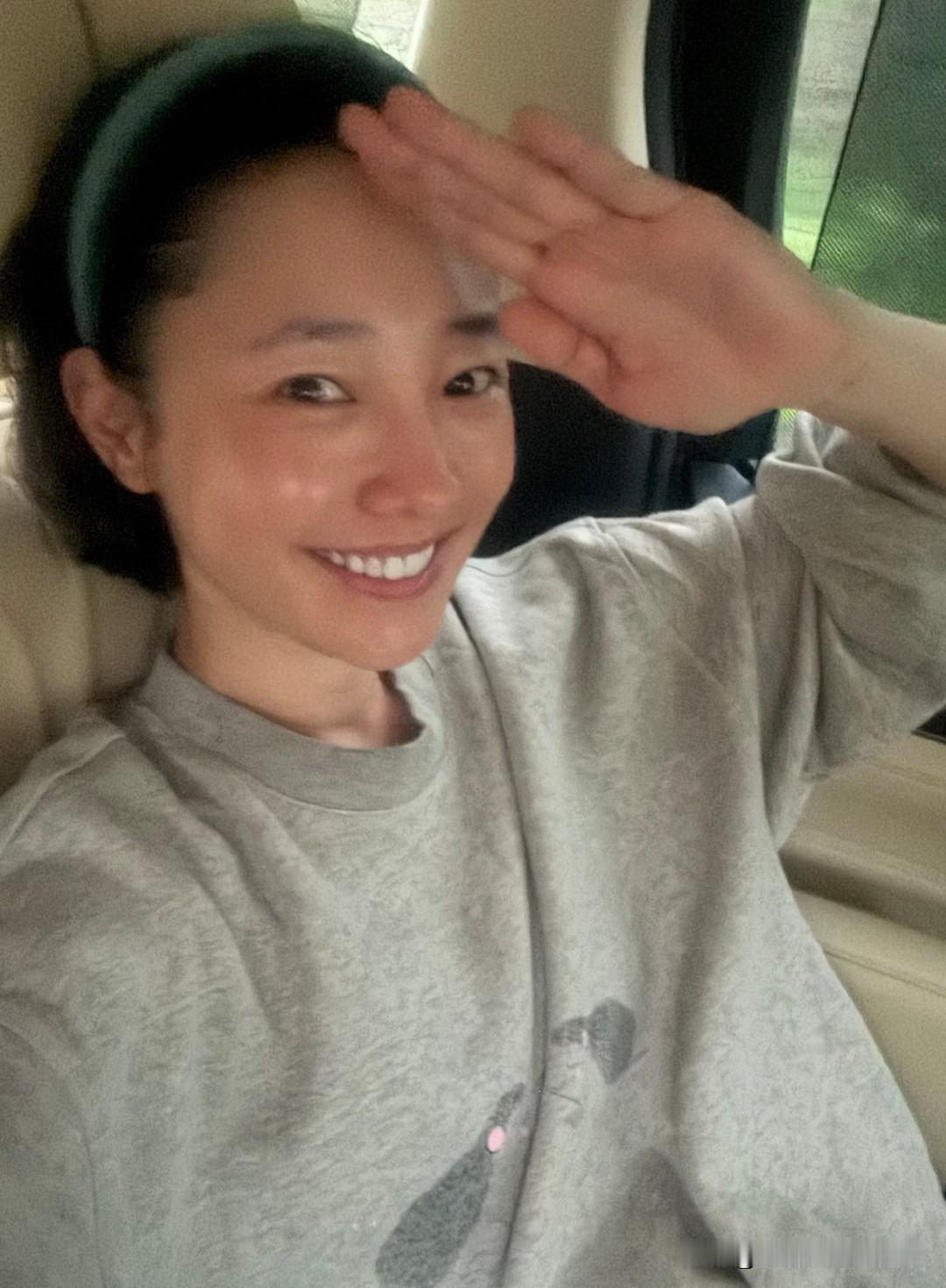 白百何凌晨4点多晒素颜出工照，灰调运动套装搭手绘帆布包，随性时髦，东北山村的清晨