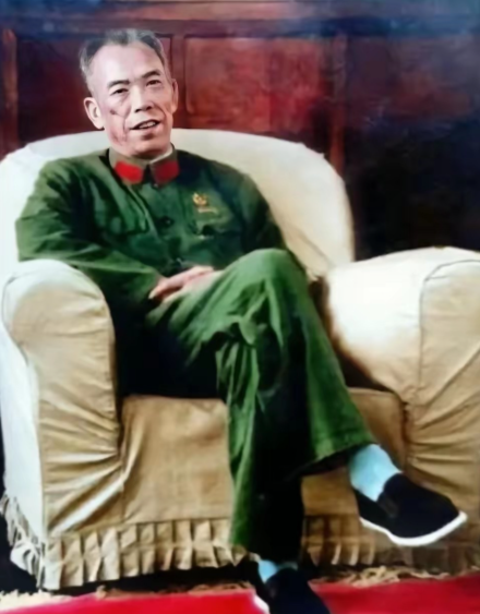 1981年，一位身中9弹、战功赫赫的开国中将，平反后组织问他想去哪任职，他盯着“