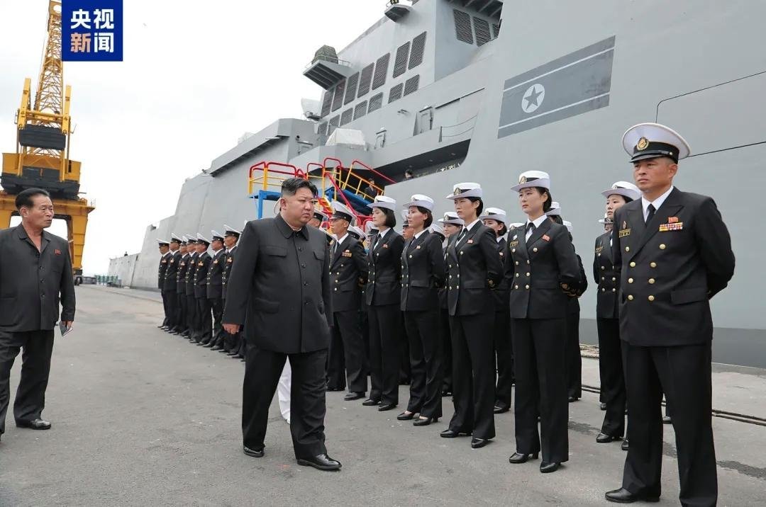 金正恩视察“崔贤”舰，朝海军现代化攻坚时刻平壤时间8月18日，朝鲜最高领导人金正