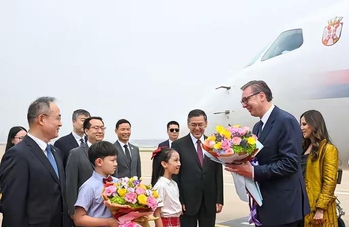 5月24日正午，塞尔维亚总统武契奇抵达北京首都国际机场，正式开启为期五天的国事访