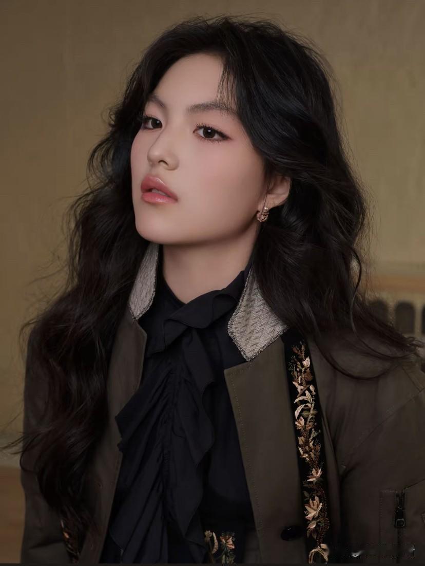 李湘删除了前几天发的自己的照片，今天她又发了一组女儿的照片，王诗龄的新片又出来了