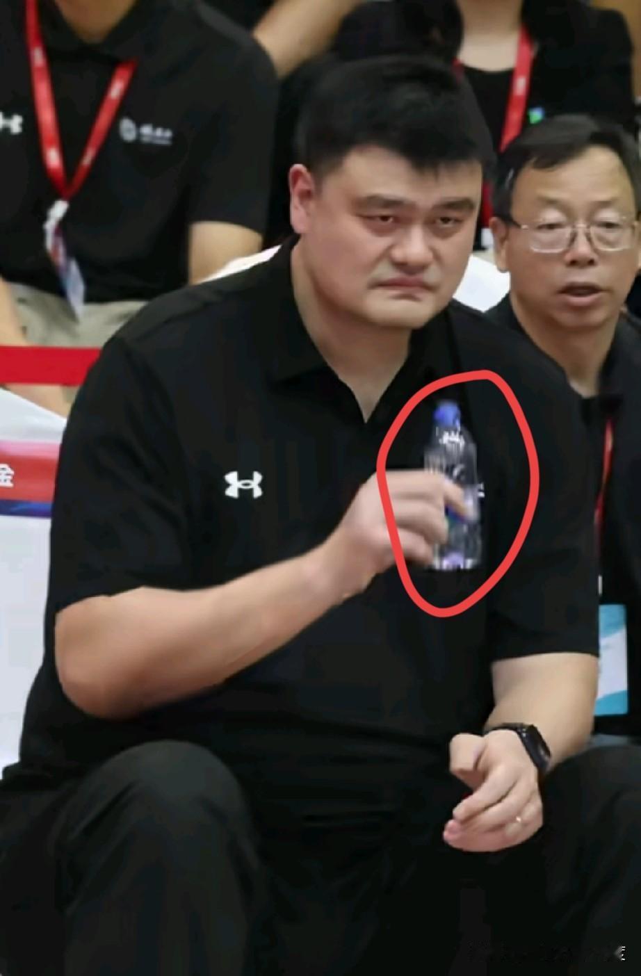 姚明喝水这一刻才体会到参照物的作用，矿泉水在他手里，就好像玻璃瓶口服液那种感觉，