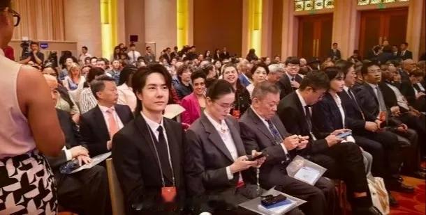 在绝对的实力、天赋、人品和绝对的根正苗红的正能量面前，黑子的谣言就像散沙，风没等