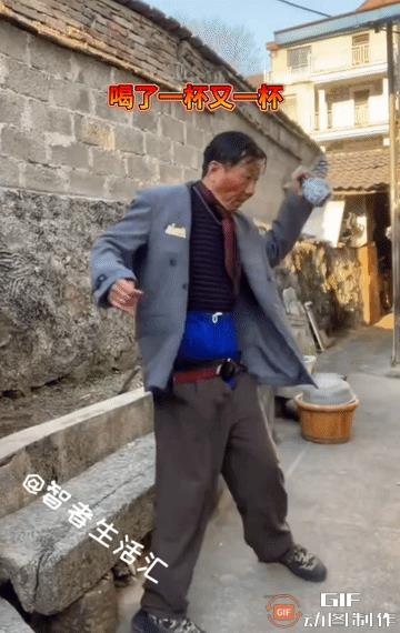 你敢信？你以为这位大哥喝大了，走都不稳了，实际上他一口没喝，而是演出来的，太真实