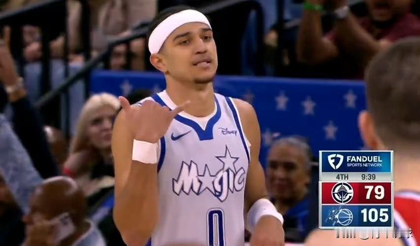 烂透！快船队被嘲讽了！今天快船对阵魔术的比赛，第四节9分39秒，布莱克外线三