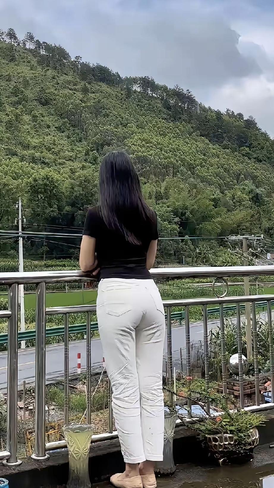 把所有人情世故熬成一碗浓稠的汤而是在滚烫烟火里学会给彼此留一道透气的缝隙