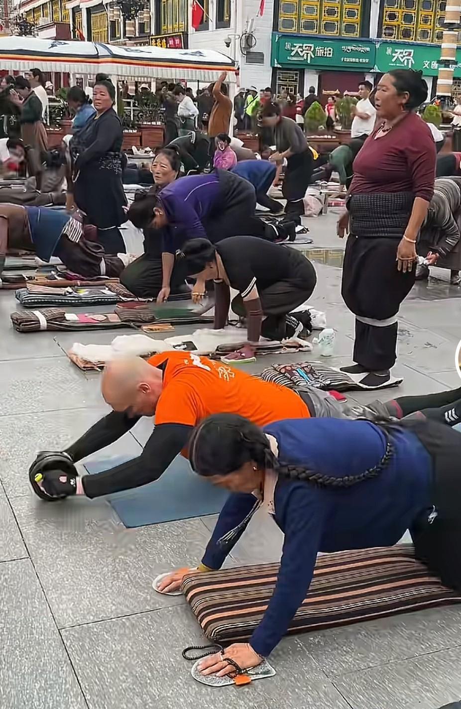 拉萨大昭寺前的洋人，果然是洋人有洋相[捂脸哭]